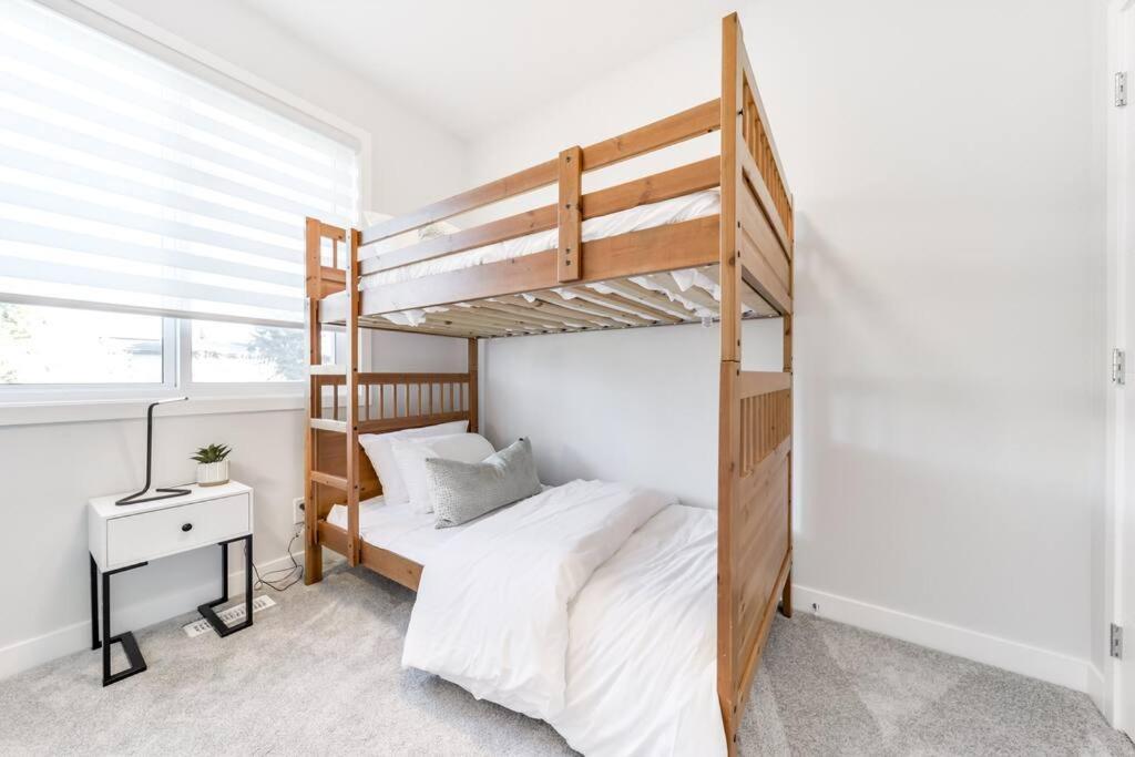 Modern Nordic Escape, 3Br Near Wem & Dt, Aircon & Fireplace, Wifi, Sleeps 6! Edmonton Eksteriør billede