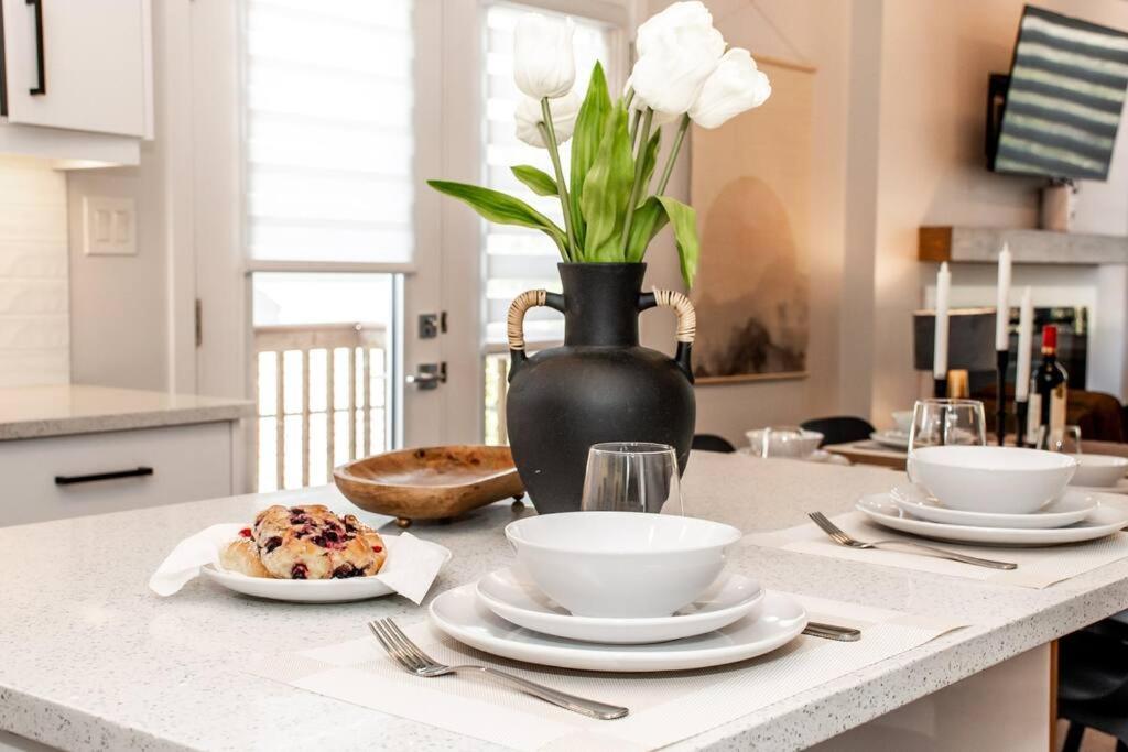 Modern Nordic Escape, 3Br Near Wem & Dt, Aircon & Fireplace, Wifi, Sleeps 6! Edmonton Eksteriør billede